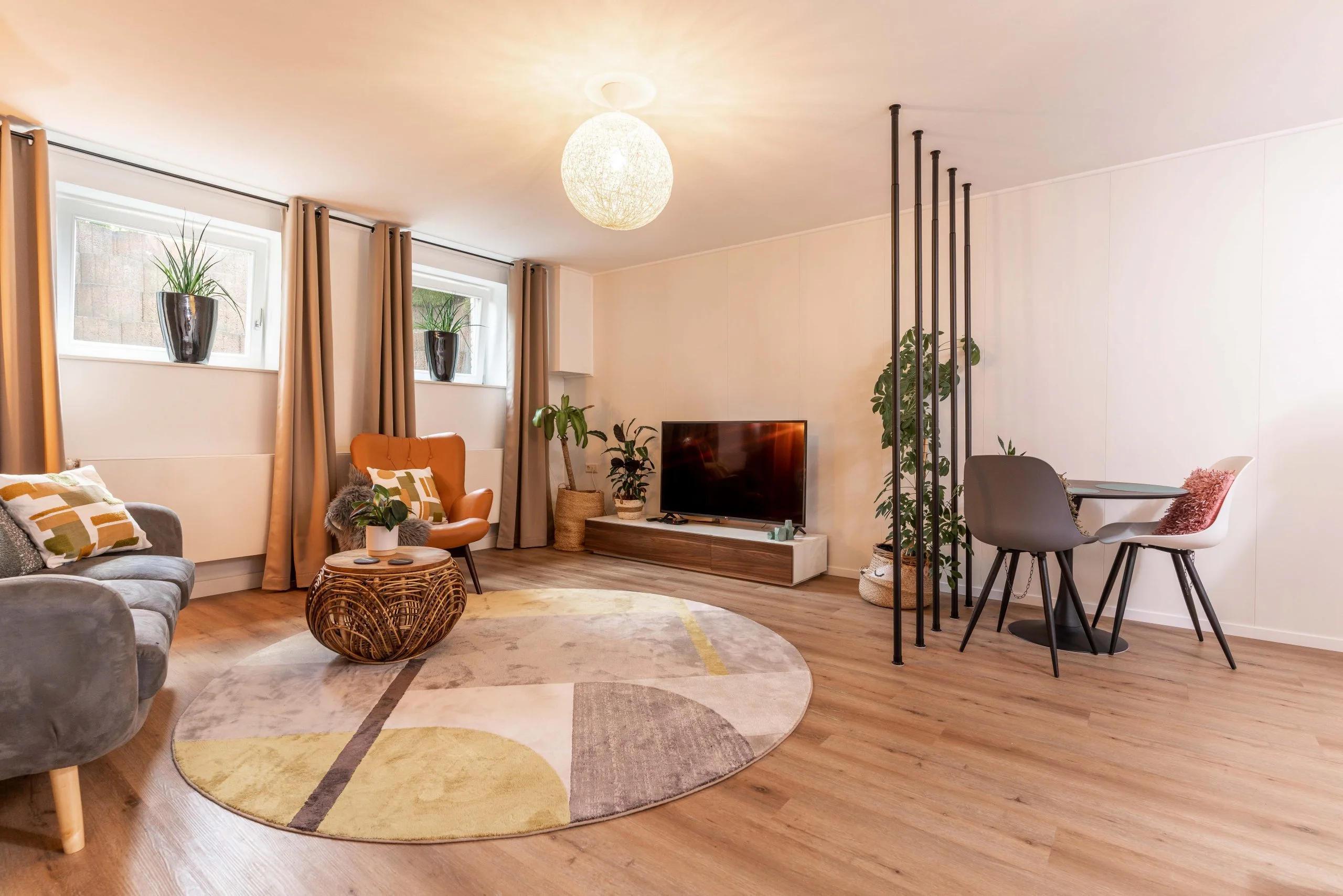 Lichte woonkamer met warme tinten in een suite van Villa Eltins