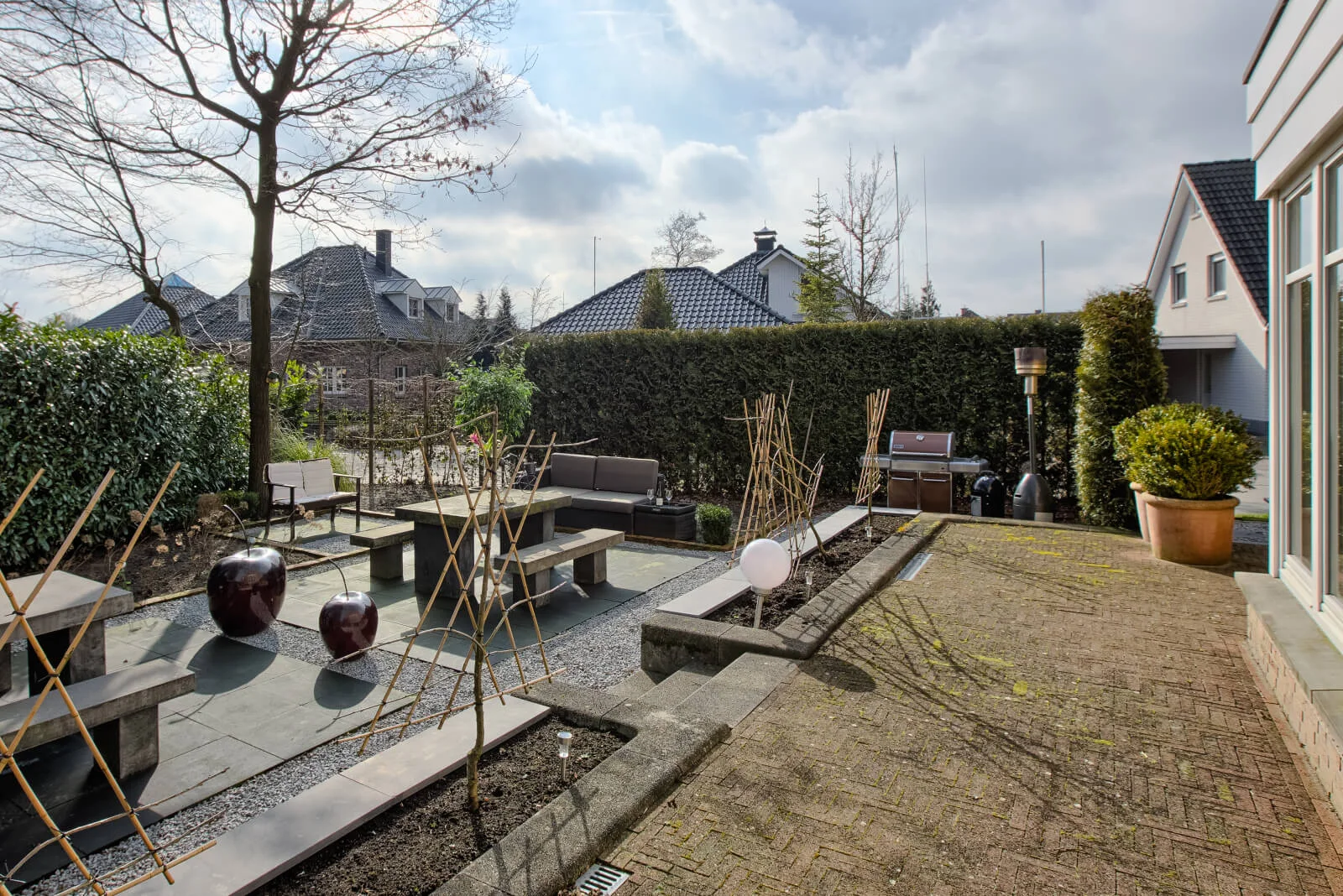 Verzorgde tuin met terras bij Villa Eltins